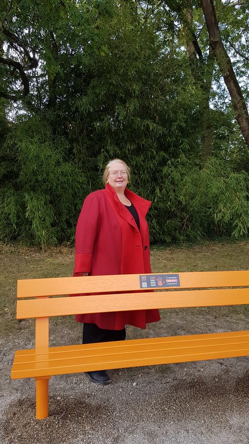 Andrea Ahlemeyer-Stubbe von den SPD Frauen mit der orangenen Bank